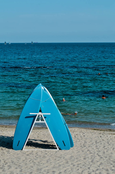 Estetica minimalista. Tavole da surf sulla spiaggia. Cielo e fondale marino - Foto, immagini