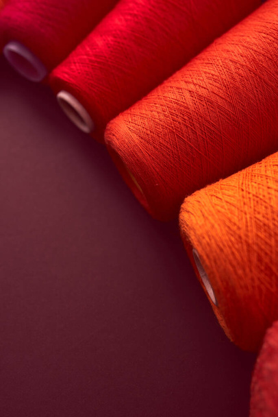 Skład kolorowych żywe nici wełniane - Zdjęcie, obraz