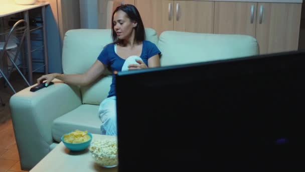 Mulher mudando de canais de TV - Filmagem, Vídeo