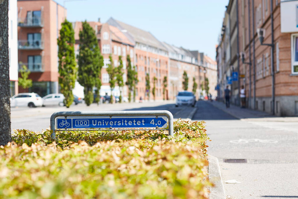 Routebeschrijving op teken naar een universiteit in Denemarken - Foto, afbeelding