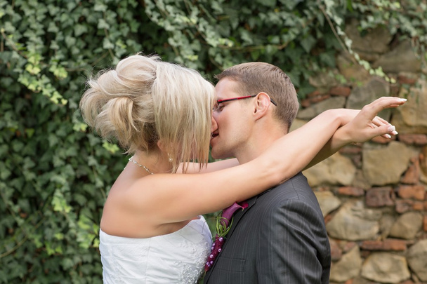 Groom kissing bride on their wedding day.  - Foto, afbeelding