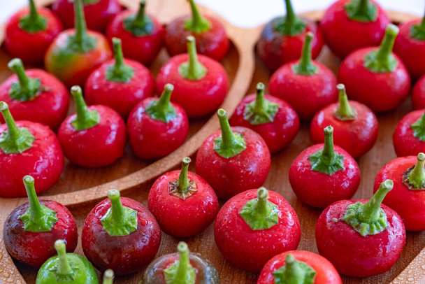 poivrons rouges, frais, ronds et très piquants - Photo, image