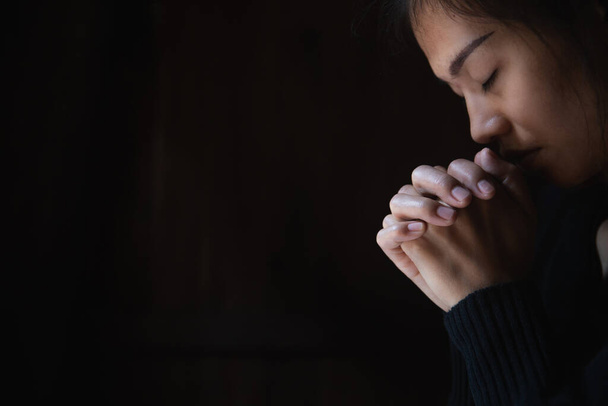 Chrześcijańska kobieta modli się. Ręce złożone w modlitwie, wielbić Boga. - Zdjęcie, obraz