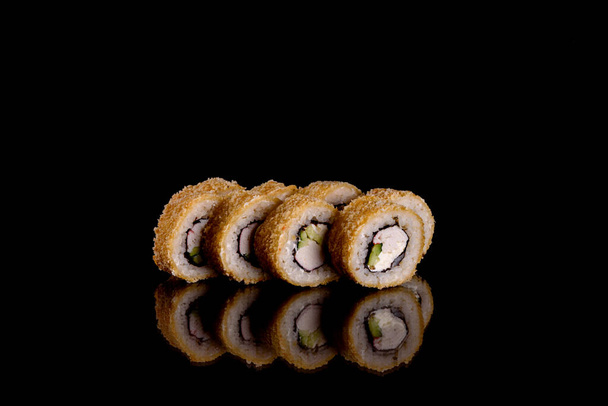 Karanlık bir arka planda taze, lezzetli suşi ruloları. Japon mutfağının elementleri - Fotoğraf, Görsel