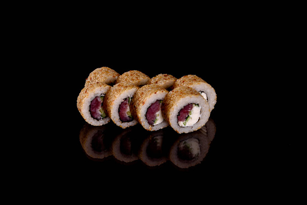 Fresco delicioso belo sushi rola em um fundo escuro. Elementos da cozinha japonesa - Foto, Imagem