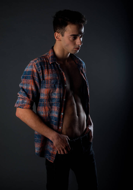 Full body shot van een trendy jongeman in moderne stijl kleding - Foto, afbeelding