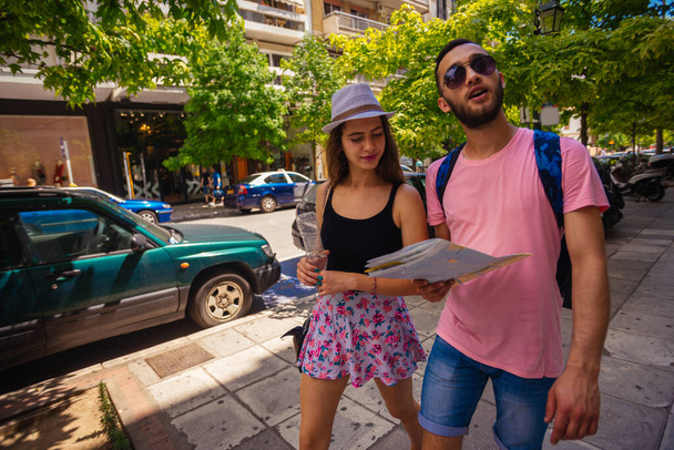 Mladý pár čte turistickou mapu a prozkoumává město - Fotografie, Obrázek