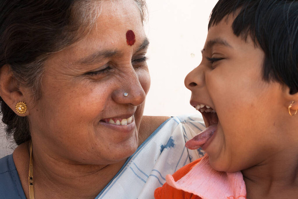 Egy kép, amely egy boldog pillanatot mutat egy hagyományos indiai nagymama és gyerekek között. - Fotó, kép