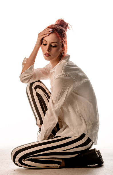 Πορτρέτο μιας ελκυστικής νεαρής γυναίκας ντυμένη με κομψά ρούχα απομονωμένη σε λευκό φόντο - Φωτογραφία, εικόνα
