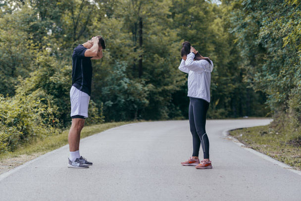 Männer und Frauen bereiten sich auf Marathon, Lauf und Training vor. Gesunder Lebensstil. - Foto, Bild