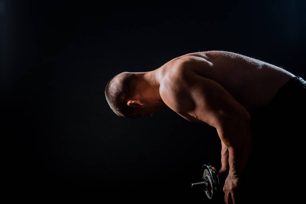 Brutaali seksikäs vahva kehonrakentaja urheilullinen kunto mies pumppaamalla lihaksia harjoitus kehonrakennus - Valokuva, kuva