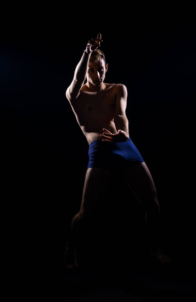 Attractive young man performing a contemporary dance routine - Foto, imagen