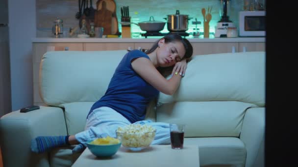 Mujer durmiendo en un sofá delante de la TV - Metraje, vídeo