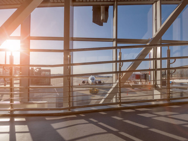 Repülőgép hajnalban a Szocsi nemzetközi repülőtéren - Fotó, kép