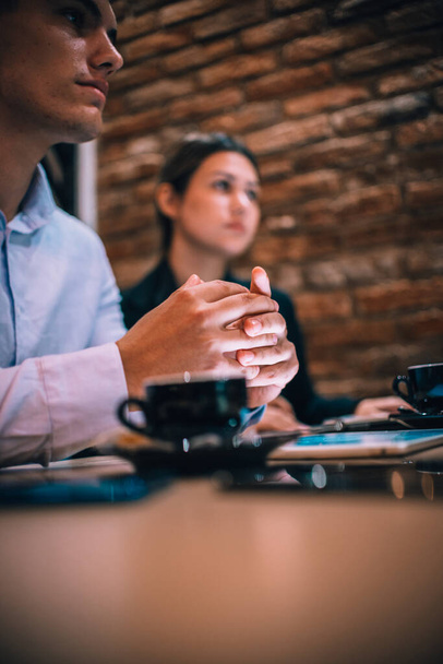 Feliz pareja millennial escucha atentamente a su consultor financiero durante una reunión de café - Foto, imagen