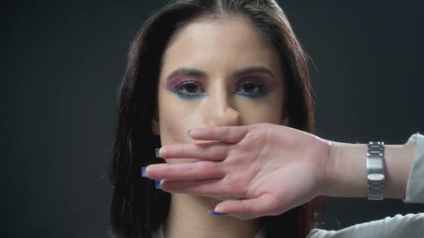 Chica limpiando su lápiz labial con su mano, la eliminación de la barra de labios - Metraje, vídeo