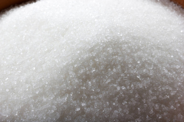 ボウルに砂糖をグラニュー糖.洗練されたテーブルシュガーの結晶。甘い可溶性炭水化物。ブドウ糖とフルクトースの糖鎖. - 写真・画像