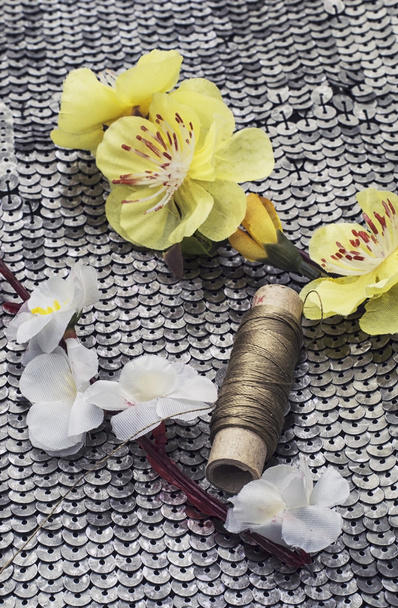 Швейні інструменти та квіткові прикраси
 - Фото, зображення