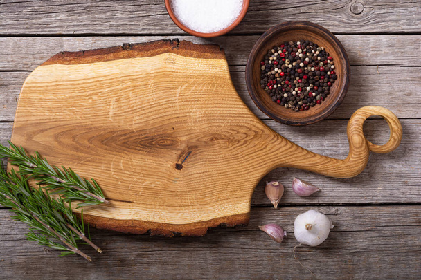 Rustic cutting board on wooden background . Food foto - Foto, Imagem