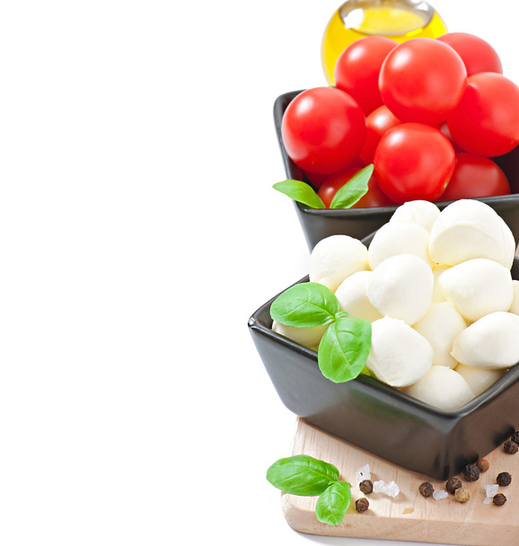 Mozzarella, tomates et feuilles de basilic frais sur fond blanc
 - Photo, image