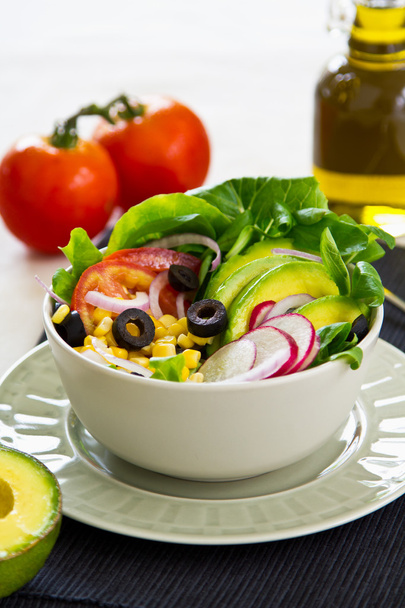 Salat mit Avocado und Zuckermais - Foto, Bild