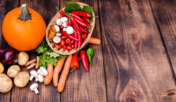 De la nourriture biologique. Récolte de légumes frais.Légumes d'automne sur une table en bois. Saison des citrouilles. - Photo, image