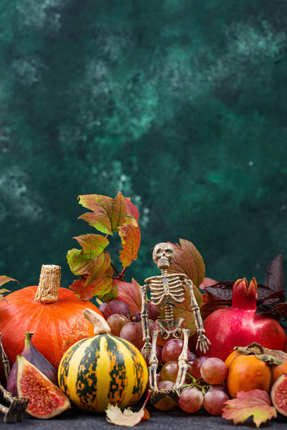 Halloween-Komposition mit Herbstfrüchten - Foto, Bild