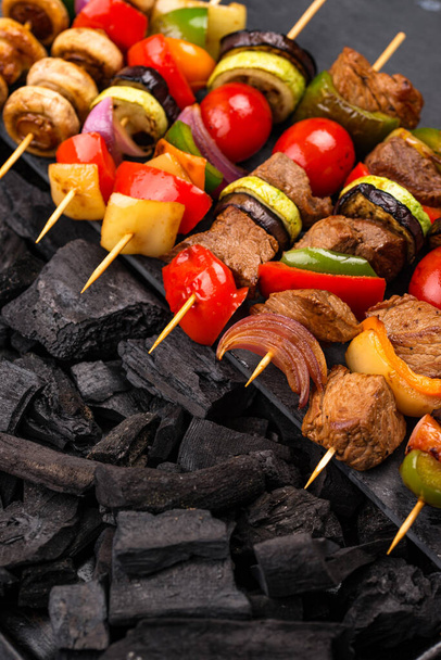 kebabs grelhados com carne, cogumelos e legumes - Foto, Imagem