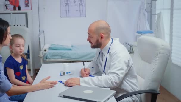 Arzt ändert die Behandlung - Filmmaterial, Video