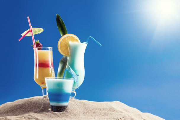 Fresh tropical cocktail on sunny beach - Fotó, kép