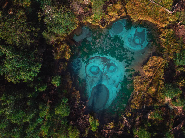 Géiser azul, lago plateado con manantiales termales - Foto, imagen