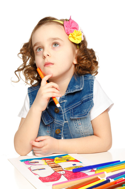 Весела маленька дівчинка з фетровим малюнком ручки в дитячому саду
 - Фото, зображення