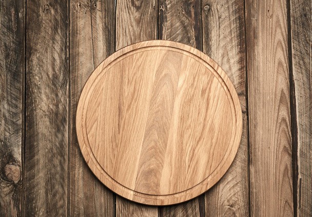 new empty round wooden cutting board on gray table, top view - Foto, Bild