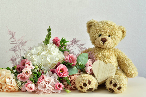 繊細なピンクの花と現在の箱の花束.テディベア.バレンタインデー14 2月誕生日、女性または母の日の挨拶カード。私はあなたの概念を愛しています。良い朝。. - 写真・画像