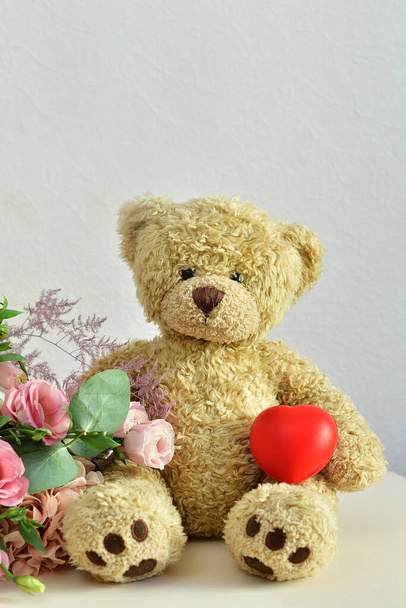 букет нежных розовых цветов и подарок box.Teddy медведя. День святого Валентина 14 февраля. Открытки на день рождения, День женщины или матери. Я люблю тебя, доброе утро.. - Фото, изображение