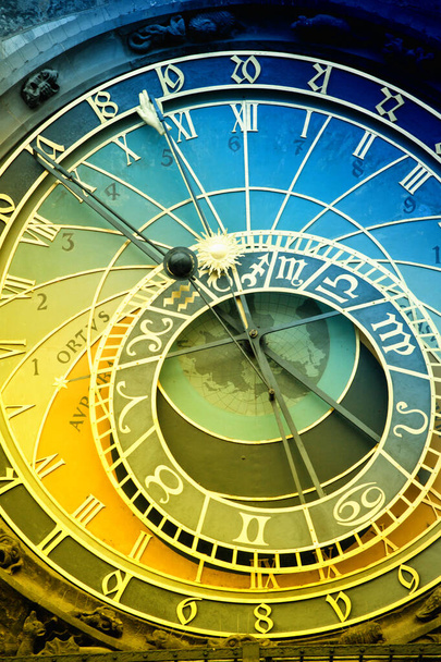 Zbliżenie szczegółów cygańskiego zegara astronomicznego ze znakami zodiaku słońca i księżyca oraz animowanymi postaciami na Starym Mieście w Pradze, Czechy. - Zdjęcie, obraz