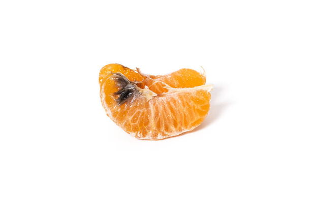 Mala mandarina mohosa aislada sobre fondo blanco. - Foto, Imagen