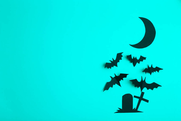 Halloween-Hintergrund. Schwarze Fledermäuse aus Papier auf blauem Hintergrund. Halloween-Dekoration und Dekorationen für den Feiertag, Kopierraum. - Foto, Bild