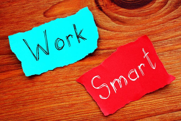 Finanzkonzept zu Work Smart mit Phrase auf der Seite. - Foto, Bild