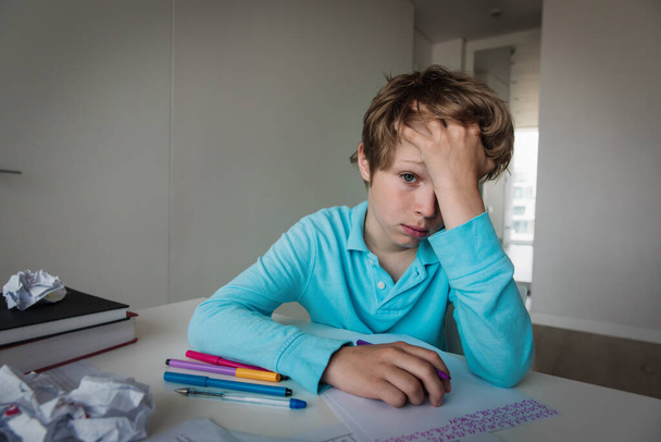surullinen poika väsynyt ja stressaantunut oppimisesta, kotitehtävien tekemisestä - Valokuva, kuva