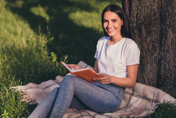 Portret van haar ze mooi aantrekkelijk mooi vrolijk slim meisje lezen boek dagboek zitten op gazon groen kleur gras sluier dekbed planning week maand business - Foto, afbeelding