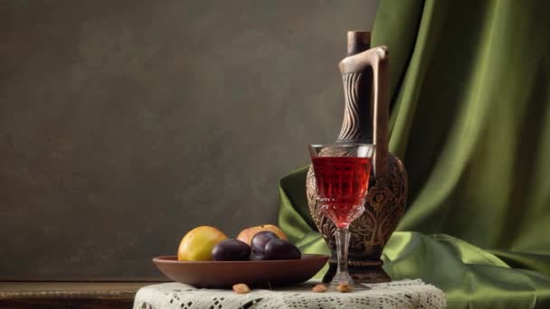 Натюрморт с бутылкой вина, яблок и слив. - Кадры, видео