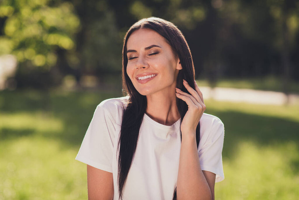 Close-up portrait of her she nice attractive lovely charming dreamy cheerful cheery girl enjoying life serenity peaceful atmosphere daydream September good warm weather outdoor - Foto, imagen