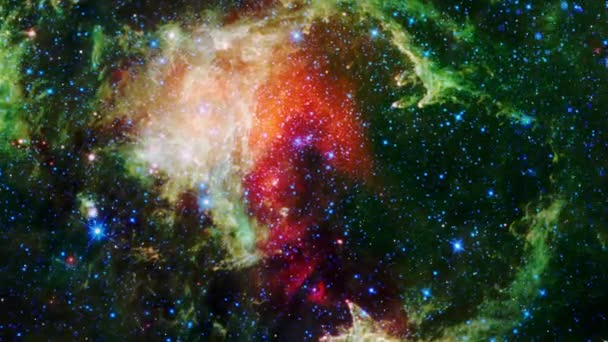 Nahtlose Looping Galaxy Outer Space Exploration. 4K 3D Rendering Endlosschleifenanimation Raumflug zum Seelennebel oder Embryonnebel offener Sternenhaufen, umgeben von einer Staub- und Gaswolke. - Filmmaterial, Video