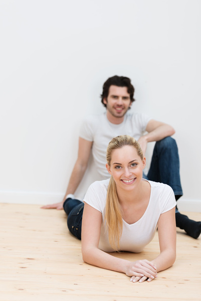 Young couple relaxing on the floor of a new home - Fotografie, Obrázek