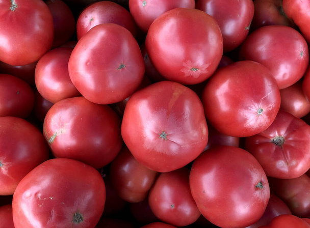 Kırmızı kirazlı domatesin Macro fotoğrafı. Meyve sebze domatesleri sıra sıra uzanır. Stok fotoğrafı Arka plan küçük domatesler  - Fotoğraf, Görsel
