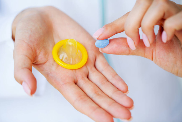 Close-up de medicina feminina segurando pílula para a saúde dos homens - Foto, Imagem