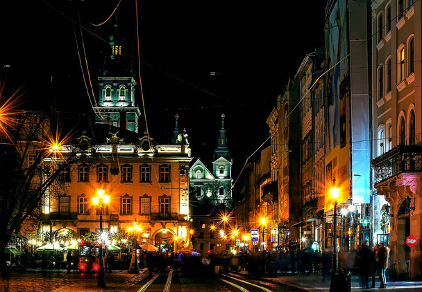 Νυχτερινή ζωή στην κεντρική πλατεία στο Lviv Ουκρανία - Φωτογραφία, εικόνα