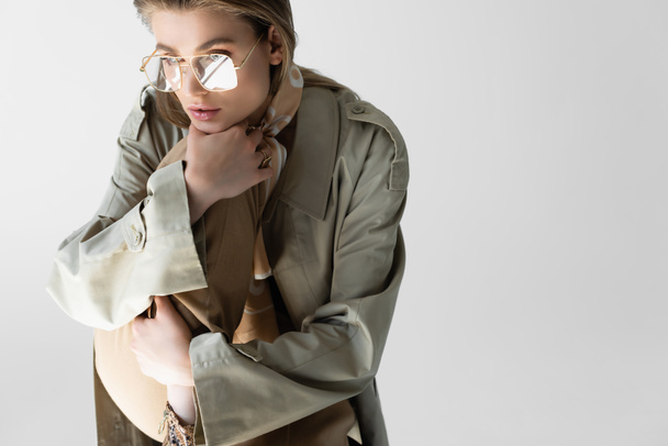 tyylikäs nuori nainen trenssi takki, lasit ja huivi poseeraa valkoinen - Valokuva, kuva