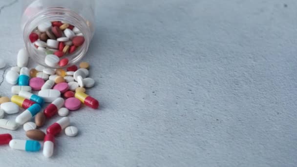 close-up van kleurrijke pillen morsen op witte achtergrond  - Video